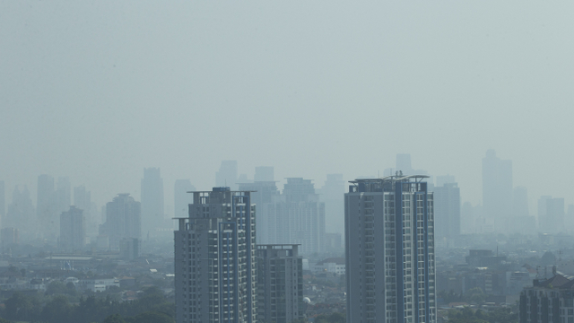 Bangunan gedung bertingkat di Jakarta diselimuti polusi udara. Foto: Aditia Noviansyah/kumparan