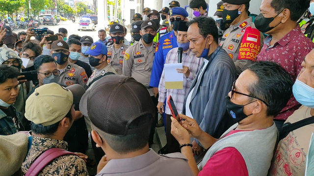 Wakil Ketua DPRD Kota Tegal, Habib Ali menemui massa yang menolak proyek "Malioboro" saat aksi demonstrasi di depan Gedung DPRD setempat, Kamis (23/9/2021)