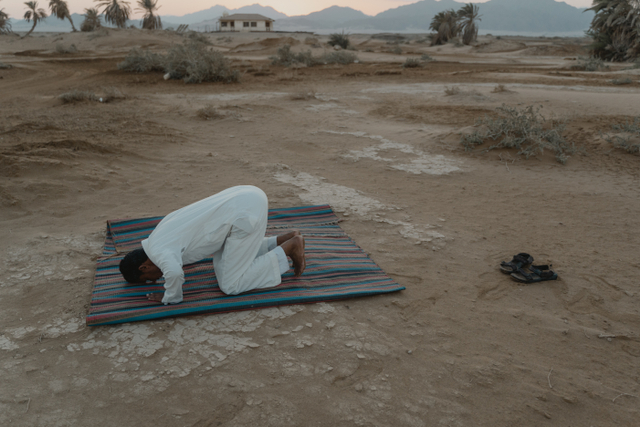 Sujud, Sumber: Pexels