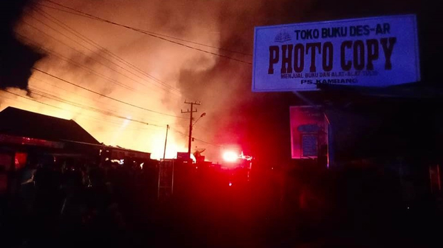 Kondisi kebakaran di Pasar Kambang, Pesisir Selatan, Sumatera Barat, pada Kamis 23 September 2021 malam. Foto: facebook/Rinata Junta