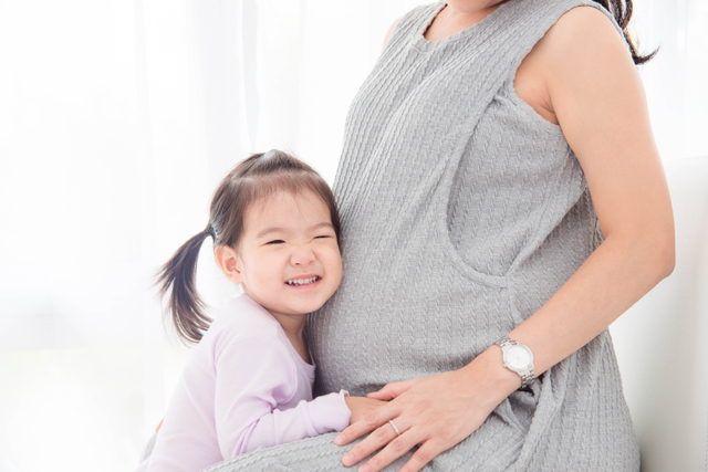 Anak sulung dan ibu hamil. Foto: Shutter Stock