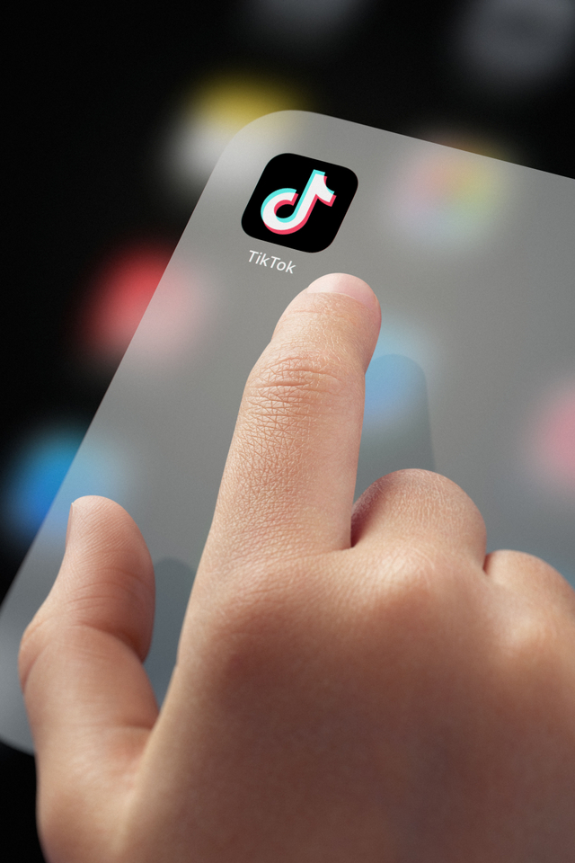Ilustrasi anak main TikTok. Foto: Shutter Stock
