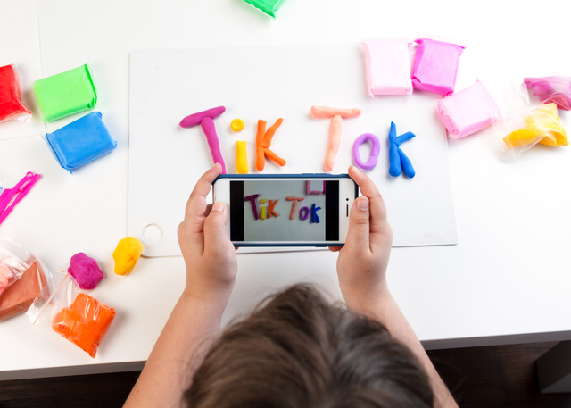 Ilustrasi anak main TikTok. Foto: Shutter Stock