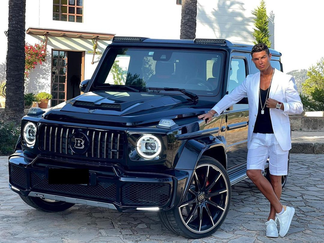 Gaya Glamor Ronaldo ke Kamp Latihan MU: Naik Mobil Rp 4,8 M & Dikawal 2 Penjaga (2)