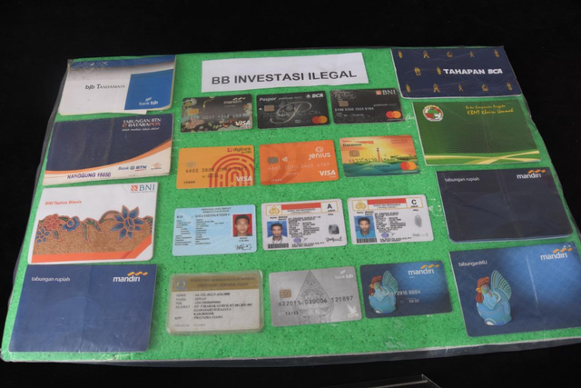 Barang bukti penangkapan guru Madrasah di Bogor terkait bisnis investasi bodong dengan kerugian Rp 23 M. Foto: Dok. Istimewa