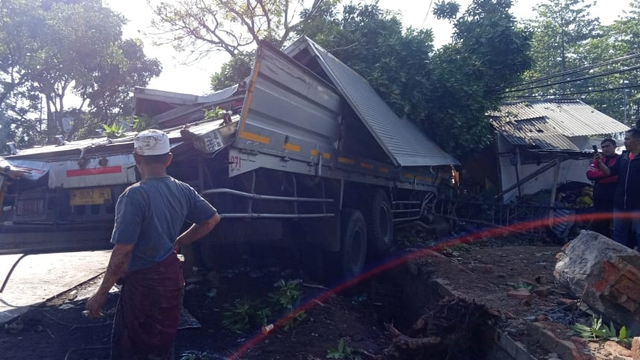 Kecelakaan Beruntun 2 Truk Tronton Di Cianjur, 1 Orang Tewas | Kumparan.com