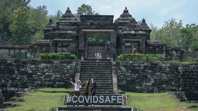 Pengunjung berswafoto di kawasan Taman Wisata Candi (TWC) Ratu Boko, Prambanan, Sleman, DI Yogyakarta, Jumat (24/9). Foto: Hendra Nurdiyansyah/ANTARA FOTO