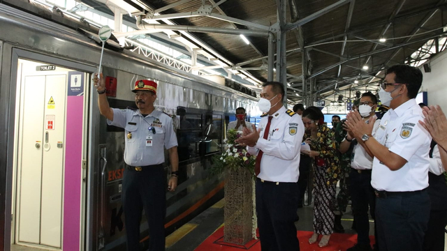 Direktur Utama PT KAI Didiek Hartantyo memantau perjalanan kereta api di Stasiun Balapan Solo. FOTO: Tara Wahyu.