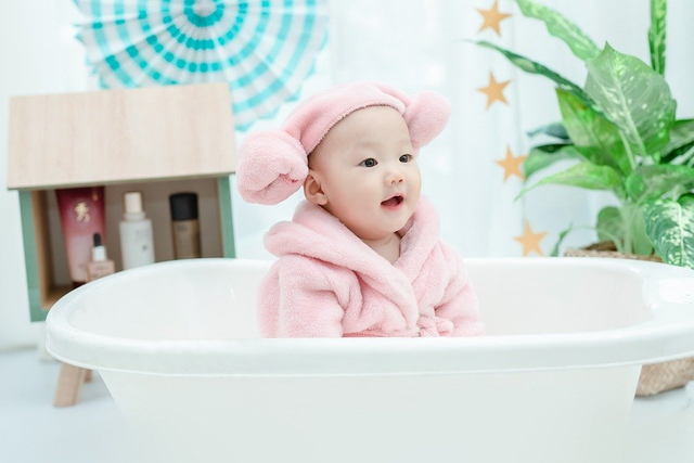 Ilustrasi bayi diberikan perawatan penyubur rambut. Foto: Freepik