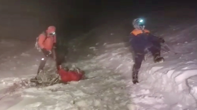 Anggota Kementerian Darurat Rusia melakukan operasi penyelamatan setelah sekelompok pendaki terjebak saat mendaki Gunung Elbrus, di Republik Kabardino-Balkaria, Rusia. Foto: Kementerian Darurat Rusia/via REUTERS