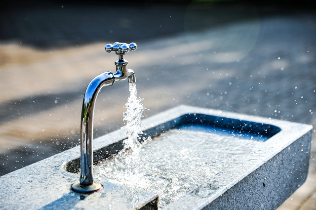 Menjaga dan menghemat air bersih diperlukan agar ketersediaannya tidak kian menipis. Foto: Pixabay