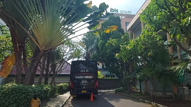 Bus milik AHHA PS Pati terparkir di depan Hotel Ibis Styles, Kota Solo. FOTO: Fernando Fitusia.