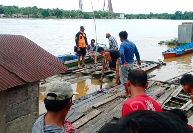 Sejumlah warga Desa Luwuk Kanan saat mencari keberadaan nenek Maranie yang dikabarkan hilang saat memancing di bantaran Sungai Katingan, Jumat (24/9/2021) pagi.
