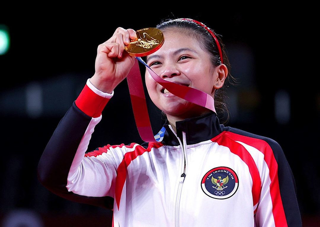 Greysia Polii saat memegang medali emas Olimpiade Tokyo 2020. Foto: Instagram @greyspolii