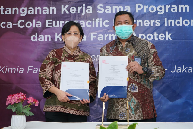 Penandatanganan kerja sama KFA dan CCEP Indonesia, Jumat (24/9). Dok. Kimia Farma.