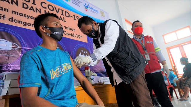 Warga di Pulau Obi saat mengikuti vaksinasi COVID-19. Foto: Istimewa