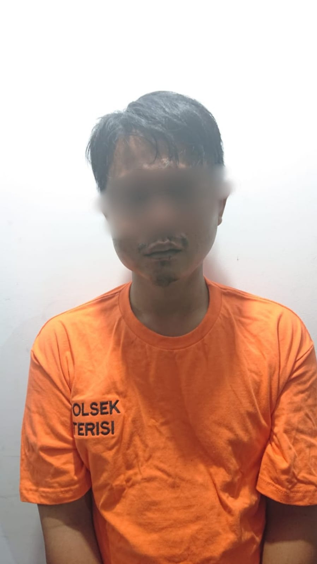 Seorang tukang pijat yakni Wah (29 tahun) warga Desa Mekar Jaya Rt. 06 Rw. 06 Blok Babakan betawi II Kecamatan Gantar Kabupaten Indramayu ditangkap tim unit reskrim Polsek Terisi. (Tomi Indra)