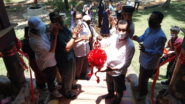 Ketua DPRD Kabupaten Lingga, Ahmad Nashiruddin,  melakukan pemotongan pita soft opening Benan Island Resort. Foto: Istimewa.