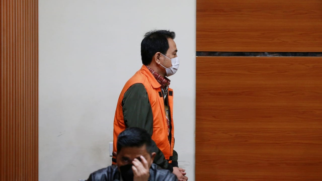 Wakil Ketua DPR dari Fraksi Partai Golkar Azis Syamsuddin memakai baju tahanan usai pemeriksaan di Gedung KPK Merah Putih, Jakarta, Sabtu (25/9/2021) dini hari. Foto: Aditia Noviansyah/kumparan
