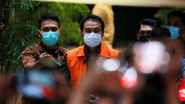 Wakil Ketua DPR dari Fraksi Partai Golkar Azis Syamsuddin memakai baju tahanan usai pemeriksaan di Gedung KPK Merah Putih, Jakarta, Sabtu (25/9/2021) dini hari. Foto: Aditia Noviansyah/kumparan