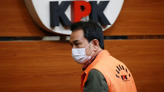 Wakil Ketua DPR dari Fraksi Partai Golkar Azis Syamsuddin memakai baju tahanan usai pemeriksaan di Gedung KPK Merah Putih, Jakarta, Sabtu (25/9/2021) dini hari. Foto: Aditia Noviansyah/kumparan