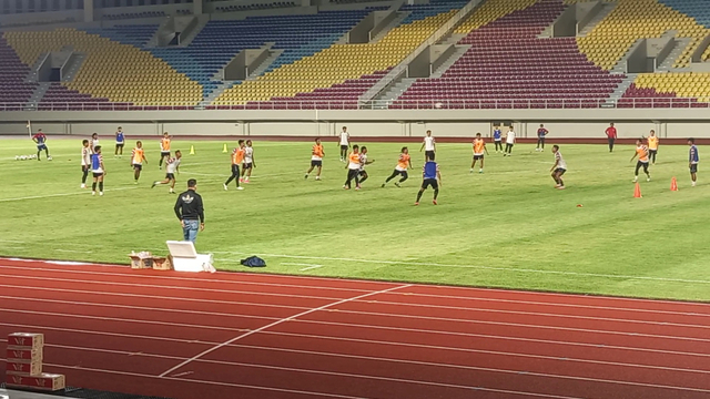 Kesebelasan AHHA PS Pati saat berlatih di Stadion Manahan Solo.