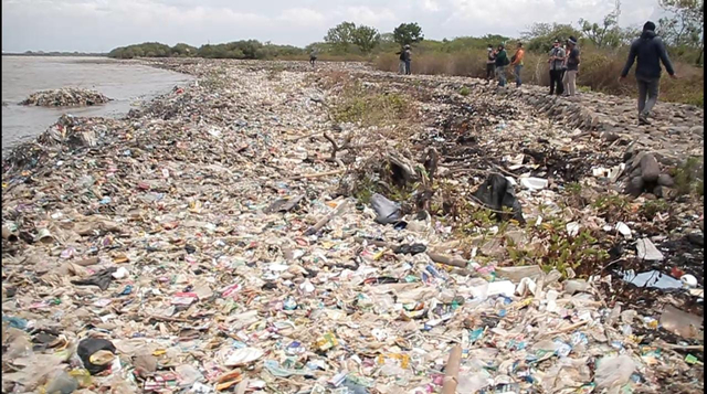 Pantai Kesenden Kota Cirebon Jawa Barat tercermari oleh tumpukan sampah yang berada di bibir pantai. (Komara)