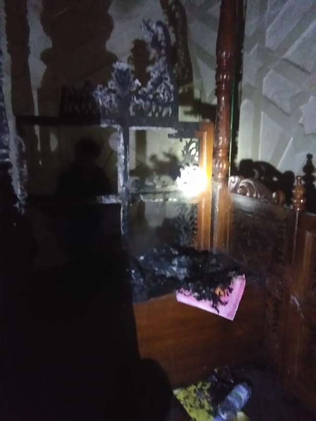 Mimbar Masjid Raya Makassar dibakar orang tak dikenal pada Sabtu (24/9) malam. Foto: Dok. Istimewa