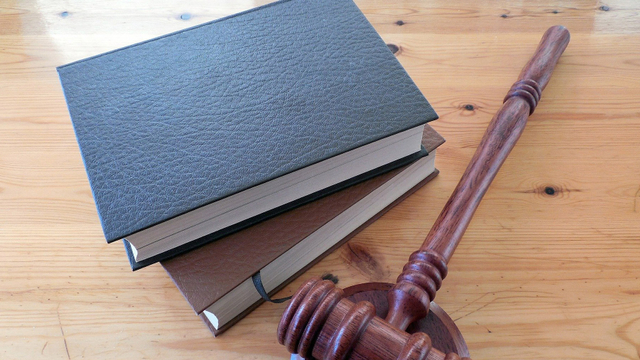 Ilustrasi palu dan buku hukum, sumber: pixabay.com