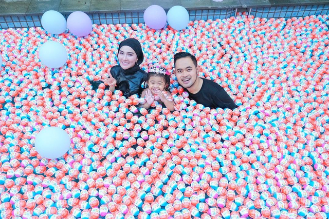 Crazy Rich Malang Berikan Satu Truk Kinder Joy untuk Ulang Tahun Anak (Instagram: @juragan_99)