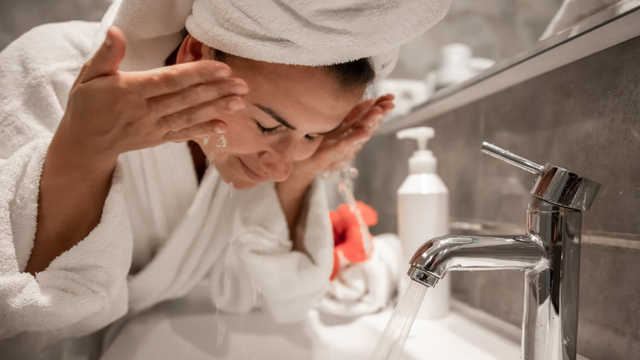 Ilustrasi seseorang sedang mencuci wajah sebagai salah satu penggunaan skincare. Foto: Freepik/pvproductions