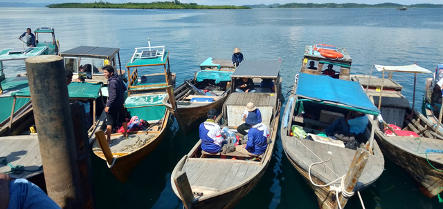 Kapal pompong yang akan digunakan peserta Fishing Tournament Benan Cup II untuk memancing disekitar Pulau Benan. Foto: Milyawati/kepripedia.com.