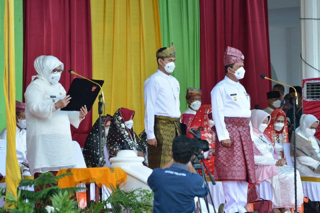 Wagub Kepri Marlin Agustina membacakan sejarah perjalanan Provinsi Kepri dalam upacara di Gedung Daerah, Tanjungpinang. (Foto: ist/batamnews)