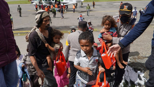 Sebanyak 17 orang warga dari Kiwirok, Pegunungan Bintang dievakuasi ke Jayapura. (Dok Humas Polda Papua)  