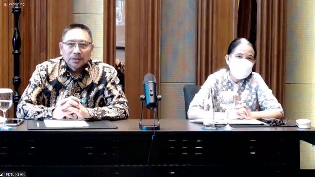 Direktur jendral Planologi Kehutanan dan Tata Lingkungan (PKTL), Ruandha Agung Sugardiman (kiri) pada acara Media Briefing yang dilaksanakan secara virtual (24/9).  Foto: Kementerian KLHK