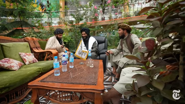 Aula bertema hutan tropis di rumah mantan Wapres Afghanistan, Abdul Rashid Dostum. Foto: YouTube/The New York Times