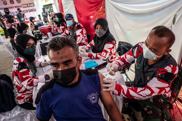 Sejumlah warga antre saat mengikuti vaksinasi COVID-19 di kawasan Kelurahan Tanah Sereal, Tambora, Jakarta, Sabtu (25/9).Foto: Aprilio Akbar/ANTARA FOTO