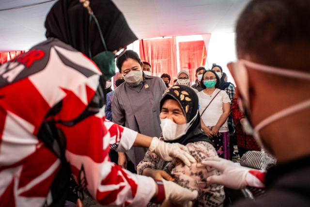 Ketua DPR Puan Maharani (tengah) berbincang dengan warga saat meninjau vaksinasi COVID-19 di kawasan Kelurahan Tanah Sereal, Tambora, Jakarta, Sabtu (25/9).  Foto: Aprillio Akbar/ANTARA FOTO