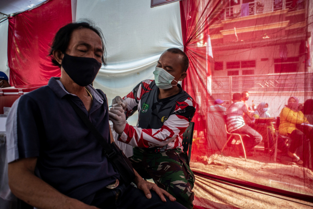 Sejumlah warga antre saat mengikuti vaksinasi COVID-19 di kawasan Kelurahan Tanah Sereal, Tambora, Jakarta, Sabtu (25/9).  Foto: Aprillio Akbar/ANTARA FOTO