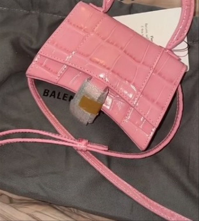 beritKisah seorang wanita di Inggris bernama Khloe Kalvina beli tas online super kecil dan hanya muat untuk KTP. (Foto: TikTok/@khloekalvina)