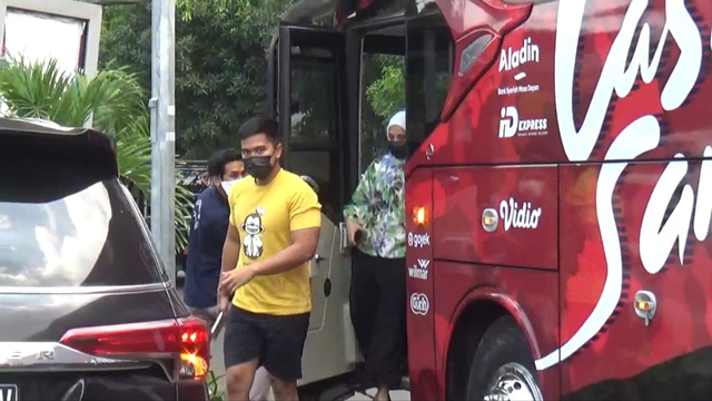 Kaesang Pangarep turun dari bus baru milik Persis Solo. FOTO: istimewa.