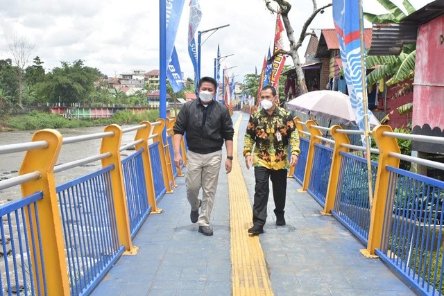 Gubernur Sumsel Herman Deru besama Wali Kota Lubuklinggau SN Prana Putra Sohe berkeliling destinasi wisata baru yang sebelumnya permukiman kumuh. (foto: istimewa)