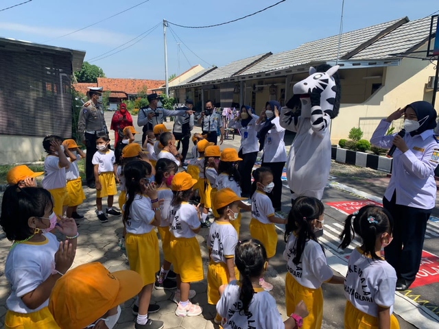 Polres Cirebon Kota dan Dishub Kota Cirebon mengajak anak-anak TK bermain dan belajar memahami keselamatan berlalu lintas.(Juan)