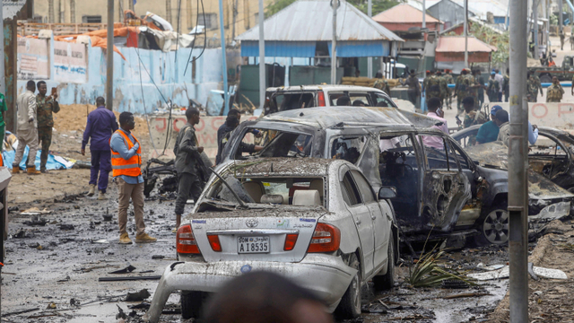 Petugas keamanan Somalia berkumpul di lokasi ledakan bom mobil bunuh diri di persimpangan jalan dekat kediaman presiden, di Mogadishu, Somalia, 25 September 2021. Foto: Feisal Omar/REUTERS
