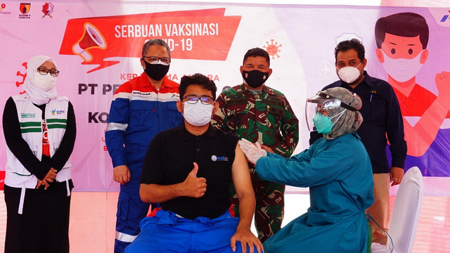 Pekerja proyek Gas Lapangan Unitisasi Jambaran-Tiung Biru (JTB) saat ikuti vaksinasi corona di Proyek JTB area Desa Bandungrejo, Kecamatan Ngasem, Kabupaten Bojonegoro. (istimewa)