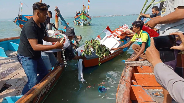 Sebagai rasa syukur kepada sang pencipta atas hasil laut, nelayan di kota Cirebon melakukan tradisi pesta nadran. Prosesi lelarungan dengan menggunakan miniatur kapal. (Komara)