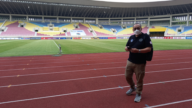 Direktur Utama PT Liga Indonesia Baru (LIB), Ahmad Hadian Lukita menginjungi kesiapan Stadion Manahan Solo, Sabtu (25/09/2021)
