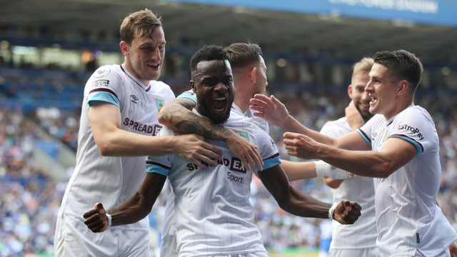 Pemain Burnley Maxwel Cornet merayakan mencetak gol kedua mereka saat menghadapi Leicester City di Stadion King Power, Leicester, Inggris, Sabtu (25/9). Foto: Action Images via Reuters/Carl Recine
