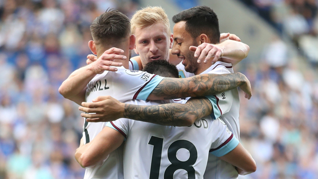 Pemain Burnley merayakan gol pertama mereka setelah pemain Leicester City Jamie Vardy mencetak gol bunuh diri di Stadion King Power, Leicester, Inggris, Sabtu (25/9). Foto: Action Images via Reuters/Carl Recine