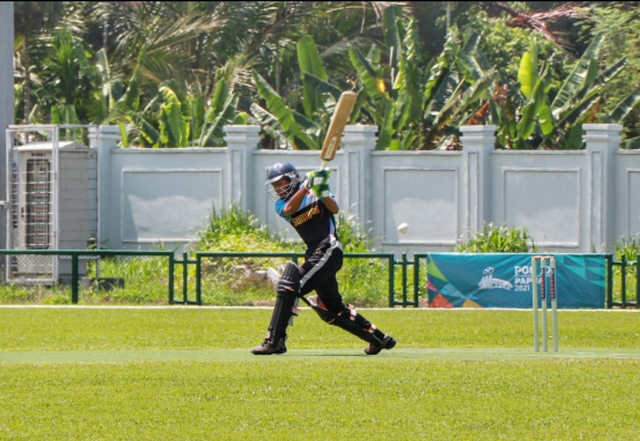 Atlet Cricket Sumbar Romi Candra lakukan pukulan telak saat berhadapan dengan tim asal Provinsi Bali, di Lapangan Cricket Doyo Baru, Kabupaten Jayapura, Sabtu (25/9)